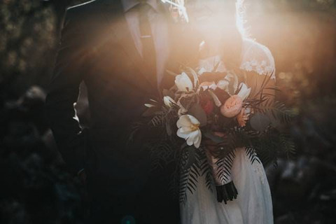 Ilustrasi cara membuat kejutan untuk suami. Foto: Unsplash/Nathan Dumlao