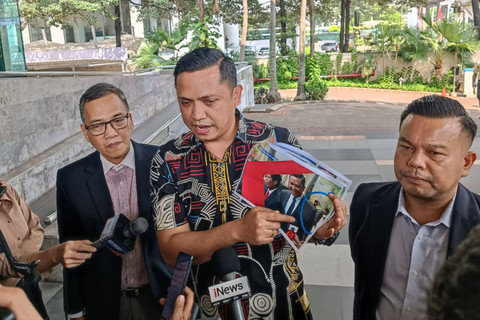 Ronny Talapessy, kuasa hukum anak buah Hasto Kristiyanto, memperlihatkan tangkapan layar video momen penyidik bisiki ajudan Hasto, di kantor Dewas KPK, Kuningan, Jakarta Selatan, Selasa (11/6/2024). Foto: Hedi/kumparan