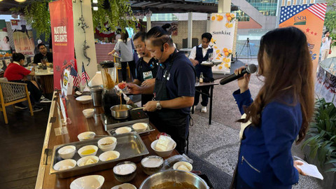 Chef Candra Yudasswara dan Penasihat Pertanian Kedutaan Besar Amerika Serikat di Indonesia, Rey Santella, sedang demo memasak. Foto: Arif UT/Pandangan Jogja