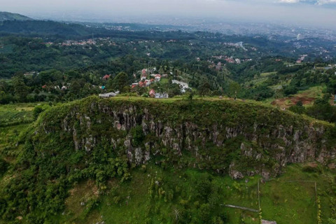 Foto udara Gunung Batu yang merupakan bagian dari Sesar Lembang di Pasirwangi, Lembang, Kabupaten Bandung Barat, Jawa Barat, Minggu (7/3/2021). Foto: Raisan Al Farisi/ANTARA FOTO