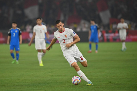 Pemain Timnas Indonesia Jay Idzes saat melawan Timnas pada pertandingan lanjutan Grup F ronde kedua Kualifikasi Piala Dunia 2026 Zona Asia di Stadion Utama Gelora Bung Karno, Jakarta, Selasa (11/6/2024). Foto: Rivan Awal Lingga/ANTARA FOTO