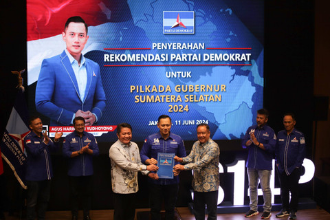 Penyerahan rekomendasi Partai Demokrat untuk Pilkada Gubernur Sumatera Selatan oleh Ketum Partai Demokrat, Agus Harimurti Yudhoyono (AHY) di Kantor DPP Partai Demokrat, Jakarta Pusat, Selasa (11/6/2024). Foto: Jamal Ramadhan/kumparan