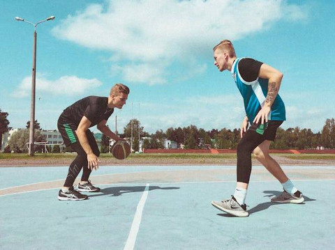 Ilustrasi teknik mengoper bola basket dengan cara dipantulkan lantai dulu adalah teknik bounce pass. Sumber: Pexels/John Omest