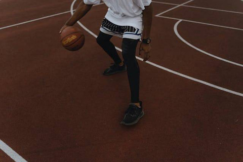 Ilustrasi teknik mengoper bola basket dengan cara dipantulkan lantai dulu adalah teknik bounce pass. Sumber: Pexels/Tima Miroshnichenko