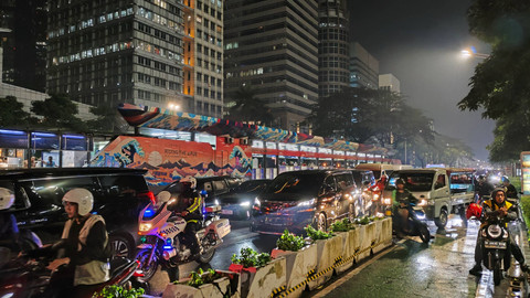 Arus lalu lintas usai laga Timnas Indonesia melawan Filipina di Jalan Jenderal Sudirman, Jakarta Pusat, Selasa (11/6/2024). Foto: Jonathan Devin/kumparan