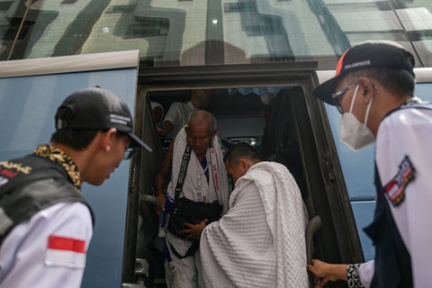 Jemaah haji Indonesia kloter 106 embarkasi Surabaya turun dari bus di Makkah, Arab Saudi, Selasa (11/6/2024). Foto: Sigid Kurniawan / ANTARA FOTO