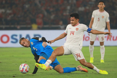 Pemain Timnas Indonesia Asnawi Mangkualam berebut bola dengan pemain Timnas Filipina  Patrick Reichelt pada pertandingan lanjutan Grup F ronde kedua Kualifikasi Piala Dunia 2026 Zona Asia di Stadion Utama Gelora Bung Karno, Jakarta, Selasa (11/6). Foto: Aditia Noviansyah/kumparan