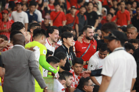Pemain Timnas Indonesia menyapa suporter usai menang melawan Timnas Filipina pada pertandingan lanjutan Grup F ronde kedua Kualifikasi Piala Dunia 2026 Zona Asia di Stadion Utama Gelora Bung Karno, Jakarta, Selasa (11/6/2024). Foto: Aditia Noviansyah/kumparan