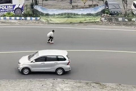 Pemuda bermain sepatu roda di Puncak Pass. Foto: Dok. Polres Cianjur