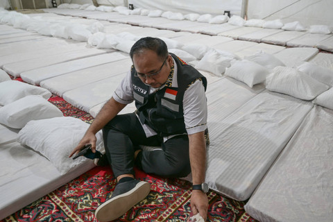 Menteri Agama Yaqut Cholil Qoumas selaku Amirul Hajj mengecek fasilitas layanan tempat tidur bagi jemaah calon haji Indonesia 1445 H di Arafah, Makkah, Selasa (11/6/2024).  Foto: Sigid Kurniawan / ANTARA FOTO