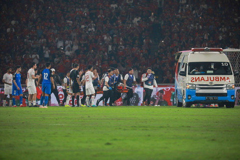 Tim medis memberikan pertolongan kepada pemain Timnas Filipina yang mengalami cidera pada pertandingan lanjutan Grup F ronde kedua Kualifikasi Piala Dunia 2026 Zona Asia di Stadion Utama Gelora Bung Karno, Jakarta, Selasa (11/6/2024). Foto: Aditia Noviansyah/kumparan