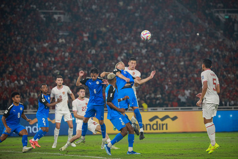 Pemain Timnas Indonesia berduel dengan pemain Timnas Filipina pada pertandingan lanjutan Grup F ronde kedua Kualifikasi Piala Dunia 2026 Zona Asia di Stadion Utama Gelora Bung Karno, Jakarta, Selasa (11/6/2024). Foto: Aditia Noviansyah/kumparan