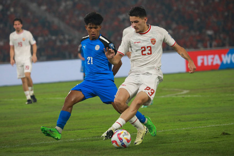 Pemain Timnas Indonesia Justin Hubner mencoba melewati pemain Timnas Filipina Santiago Rublico pada pertandingan lanjutan Grup F ronde kedua Kualifikasi Piala Dunia 2026 Zona Asia di Stadion Utama Gelora Bung Karno, Jakarta, Selasa (11/6/2024). Foto: Aditia Noviansyah/kumparan