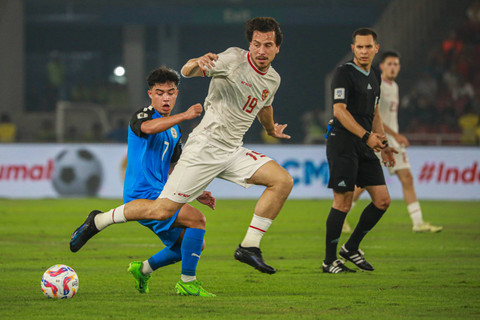 Pemain Timnas Indonesia Thom Haye berebut bola dengan pemain Timnas Filipina Dylan Demuynck pada pertandingan lanjutan Grup F ronde kedua Kualifikasi Piala Dunia 2026 Zona Asia di Stadion Utama Gelora Bung Karno, Jakarta, Selasa (11/6/2024). Foto: Aditia Noviansyah/kumparan