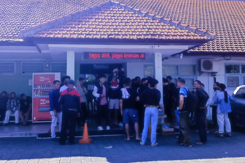 Suasana keluarga melayat atas kematian Petrus dan Robi tewas dalam kebakaran gedung elpiji di RSUP Prof IGNG Ngoerah. Foto: Denita BR Matondang/kumparan