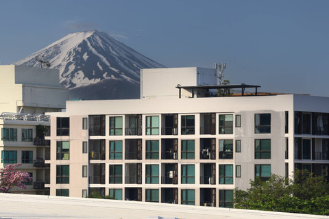 Ilustrasi bangunan di Tokyo yang menghalangi view ke Gunung Fuji. Foto: Stock2468/Shutterstock