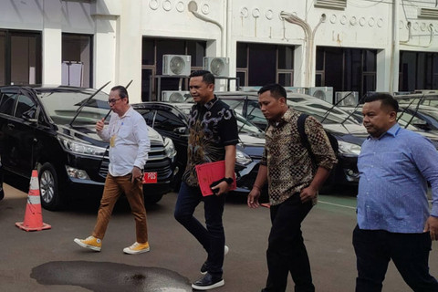 Tim Kuasa Hukum PDIP, Ronny Talapessy, bersama Staf Hasto Kristiyanto, Kusnadi, saat tiba di Kantor Komnas HAM pada Rabu (12/6/2024). Foto: Rachmadi Rasyad/kumparan