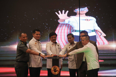Menkopolhukam bersama pihak terkait menekan tombol pada peluncuran interoperabilitas aplikasi Si Duli dan SP4N Lapor! di Hotel Grand Mercure Harmoni, Jakarta, Rabu (12/6/2024). Foto: Jamal Ramadhan/kumparan