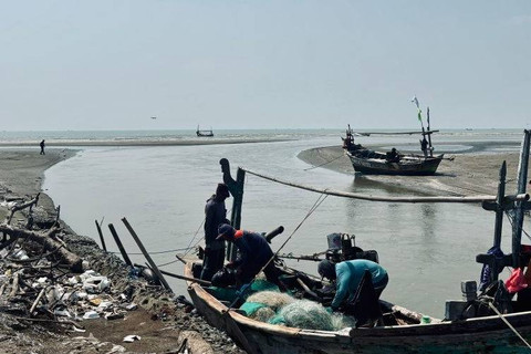 Para nelayan saat hendak menurunkan hasil tangkapan ikan di hilir Sungai Citarum di Muara Pakis, Kabupaten Karawang, Jawa Barat. Foto: Rubby Jovan/ANTARA