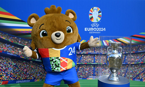 Teddy bear Albaert, maskot Euro 2024. Foto: RALF HIRSCHBERGER / AFP