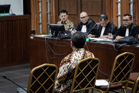 Terdakwa kasus pemerasan dan gratifikasi di Kementerian Pertanian yang juga mantan Menteri Pertanian Syahrul Yasin Limpo (kiri) mendengarkan keterangan saksi pada sidang lanjutan di Pengadilan Tipikor, Jakarta, Rabu (12/6/2024).  Foto: Dhemas Reviyanto/ANTARA FOTO