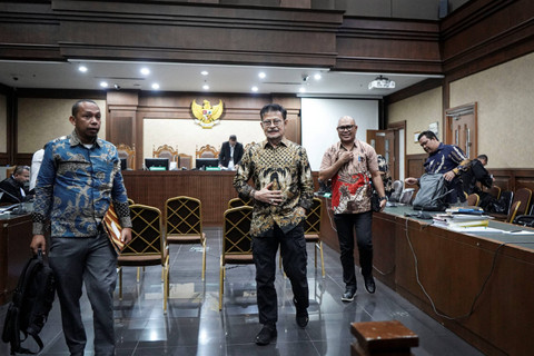 Terdakwa kasus pemerasan dan gratifikasi di Kementerian Pertanian yang juga mantan Menteri Pertanian Syahrul Yasin Limpo (tengah) usai menjalani sidang lanjutan di Pengadilan Tipikor, Jakarta, Rabu (12/6/2024). Foto: Dhemas Reviyanto/ANTARA FOTO