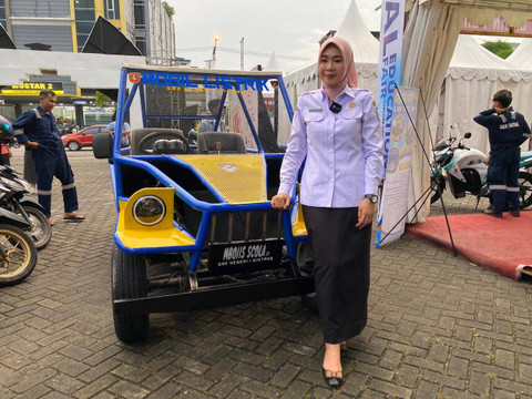 Kadisdik Kalbar, Rita Hastarita memamerkan mobil listrik buatan siswa SMKN 1 Sintang. Foto: Yulia Ramadhiyanti/Hi!Pontianak