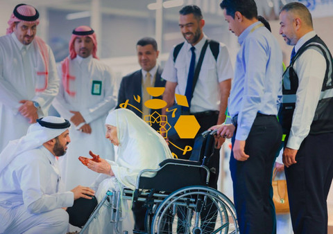 Jemaah haji tertua berasal dari Aljazair, berusia 130 tahun (duduk di kursi roda), tiba di Arab Saudi, 10 Juni 2024. Foto: X/@CICSaudi