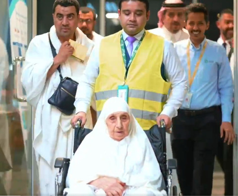 Sarahouda Stiti dari Aljazair tiba di Bandara Jeddah. Usianya 130 tahun dan dinobatkan sebagai jemaah haji tertua 2024. Foto: X/@SaudiaGroup