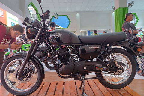 Kawasaki W175L injeksi yang di pamerkan Pekan Raya Jakarta (PRJ) atau Jakarta Fair 2024 di JIExpo Kemayoran. Foto: Fitra Andrianto/kumparan