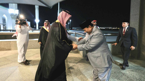 Menhan RI Prabowo Subianto tiba di King Abdulaziz International Airport, Jeddah, Arab Saudi, Rabu (12/6).  Foto: Twitter/@Kemhan_RI