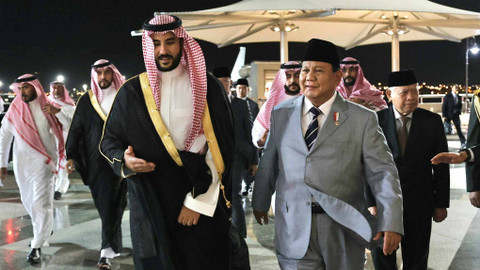 Menhan RI Prabowo Subianto tiba di King Abdulaziz International Airport, Jeddah, Arab Saudi, Selasa (11/6/2024) disambu oleh Menhan Khalid bin Salman, adik Pangeran MBS.  Foto: Twitter/@Kemhan_RI