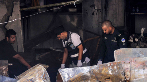 Pasukan keamanan Kuwait berkumpul di luar sebuah gedung yang terbakar di Kota Kuwait, pada 12 Juni 2024. Foto: YASSER AL-ZAYYAT/AFP