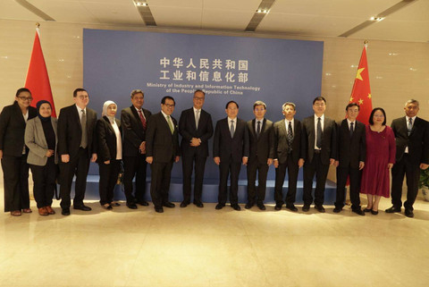 Menperin bertemu dengan Menteri Industri dan Teknologi Informasi China dan jajarannya. Foto: Kemenperin