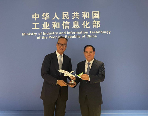 Menperin Agus Gumiwang bertemu Menteri Industri dan Teknologi Informasi China, Jin Zhuanglong. Foto: Nicha Muslimawati/kumparan