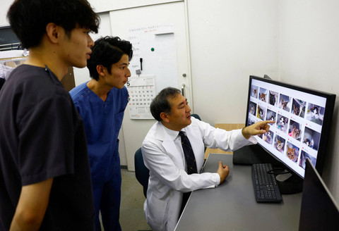 Profesor Universitas Nihon dan kepala Pusat Medis Hewan Universitas Nihon Kazuya Edamura (49) memberikan diagnosis nyeri pada kucing kepada mahasiswa di pusat medis di Fujisawa, selatan Tokyo, Jepang (11/6/2024). Foto: Issei Kato/REUTERS