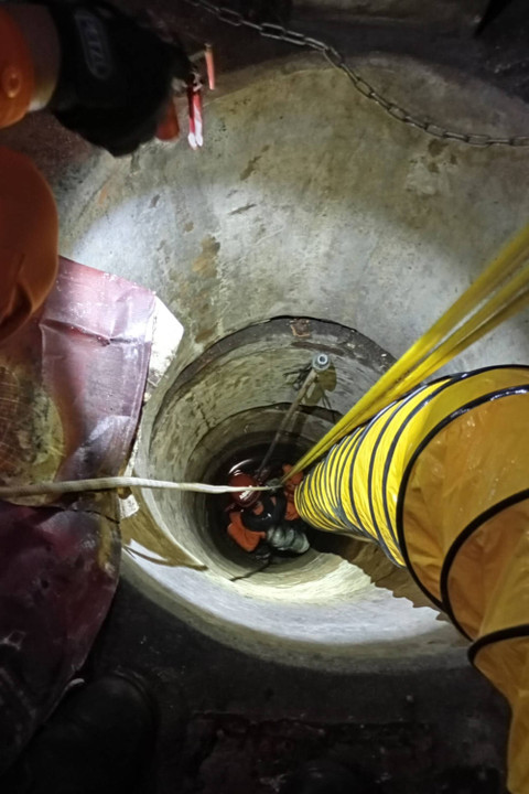 Petugas mengevakuasi seorang nenek yang tercebur sumur di Nogotirto, Kapanewon Gamping, Kabupaten Sleman, Kamis (13/6/2024). Foto: Arfiansyah Panji Purnandaru/kumparan