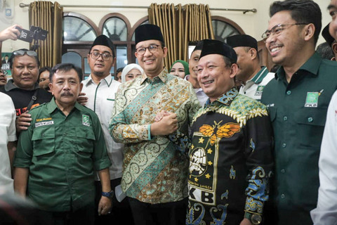 Anies Baswedan tiba di DPW PKB DKI Jakarta, Jakarta Timur, Kamis (13/6/2024). Foto: Jamal Ramadhan/kumparan