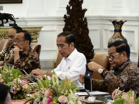 Presiden Jokowi menggelar rapat terbatas terkait penyelenggaraan PON di Aceh dan Sumatera Utara. Foto: Nadia Riso/kumparan
