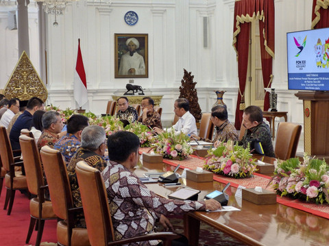 Presiden Jokowi menggelar rapat terbatas terkait penyelenggaraan PON di Aceh dan Sumatera Utara. Foto: Nadia Riso/kumparan
