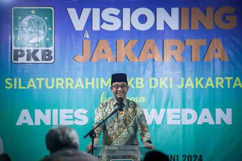 Anies Baswedan memberikan sambutan saat bersilaturahmi ke DPW PKB Jakarta, Kamis (13/6/2024). Foto: Jamal Ramadhan/kumparan