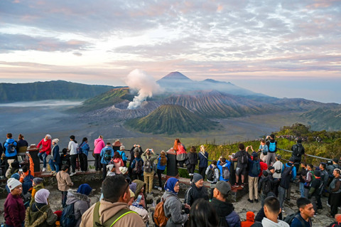 Sejumlah wisatawan menyaksikan matahari terbit di Penanjakan Satu Bromo, Pasuruan, Jawa Timur, Kamis (13/6/2024). Foto: Ahmad Subaidi/ANTARA FOTO