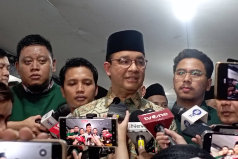 Anies Baswedan saat diwawancarai wartawan di kantor DPW PKB DKI Jakarta, Pulo Gadung, Jakarta Timur, Kamis (13/6/2024). Foto: Fadlan Nuril Fahmi/kumparan