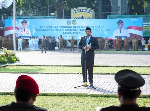 Wali Kota Medan Bobby Nasution saat penyerahan Tunggul Kecamatan Terbaik Provinsi Sumut di Lapangan Benteng, Kota Medan, pada Kamis (13/6/2024).  Foto: Dok. Pemko Medan