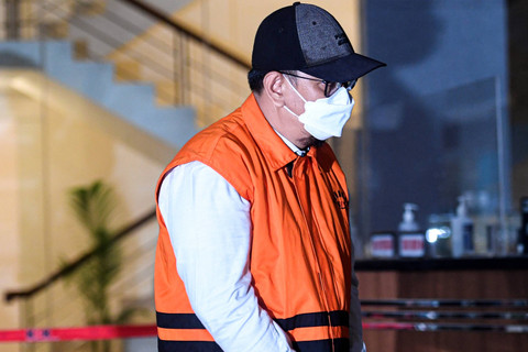 Tersangka kasus dugaan korupsi di lingkungan Direktorat Jenderal Perkeretaapian (DJKA) Yofi Oktarisza berjalan untuk menjalani penahanan di Gedung KPK Merah Putih, Jakarta, Kamis (13/6/2024).  Foto: Muhammad Adimaja/ANTARA FOTO