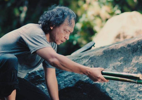 Proses pembuatan Sardam alat musik yang hampir punah. | Foto: Ist