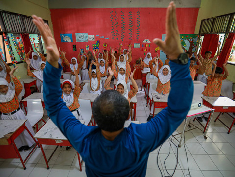 Pertamina EP memberikan edukasi mengenai produksi minyak bumi serta cara penggunaan secara bijak di SDN Pulau Kelapa 02, Kepulauan Seribu, Jakarta, Kamis (13/6). Foto: Aditia Noviansyah/kumparan
