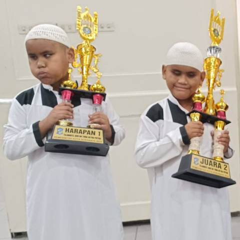 Kisah Si Kembar Tunanetra di Surabaya Diajak Umrah Gratis Ustaz Adi Hidayat