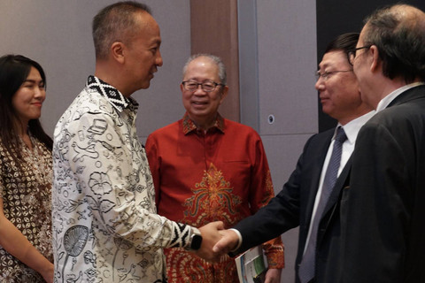Menteri Peindustrian (Menperin) Agus Gumiwang Kartasasmita bertemua para pengusaha otomotif China yang tergabung dalam China Association of Automobile Manufacturers (CAAM) di Park Hyatt Beijing, Kamis (13/6/2024). Foto: Kemenperin