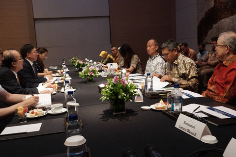 Menteri Peindustrian (Menperin) Agus Gumiwang Kartasasmita bertemua para pengusaha otomotif China yang tergabung dalam China Association of Automobile Manufacturers (CAAM) di Park Hyatt Beijing, Kamis (13/6/2024). Foto: Kemenperin